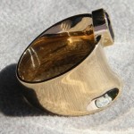 Verlobungsring in 750 Gelbgold mit ovalen Saphir. #verlobungsringsaphir Verlobungsring 750 585 gelb weiß rose gold saphir hamburg goldschmiede