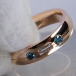 Hochzeitsring mit blaue Brillanten #hochzeitsringblauebrillanten Verlobungsring aus mein Gold herstellen lassen bei Goldschmied hamburg