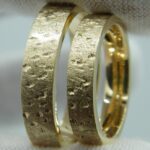 1 Paar Eheringe in Gelbgold. Oberfläche ist gefräst und mattiert