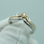 Ein eleganter Ring aus zwei begehrtesten Edelmetallen und einen edelsten Stein. Platin – Gold Ring mit einem natürlichen Diamanten