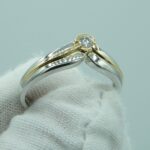 Ein eleganter Ring aus zwei begehrtesten Edelmetallen und einen edelsten Stein. Platin – Gold Ring mit einem natürlichen Diamanten