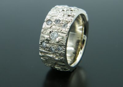 Massiver Verlobungsring aus Weißgold mit einem fancy Diamant