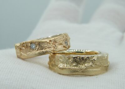 Gegossene Eheringe mit grobe Struktur aus Altgold