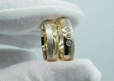 Eheringe aus gelb und Weißgold. Weißgold Eismattiert. Drei Brillanten