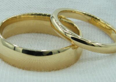 Klassische Eheringe. Der Damenring natürlich schmaler als der Herrenring.