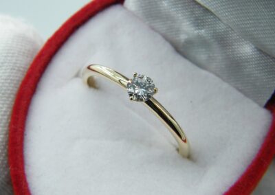 Verlobungsring aus Gold mit drei Krappen. 0,25ct Brillant