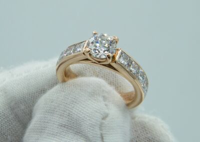 Verlobungsring aus Rosegold. Rundes Brillant - 1ct. Princess Diamanten je 0,24ct