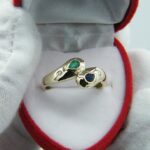 Schlichter 585 Goldring mit Saphir, Smaragd und zwei Diamanten