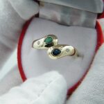 Schlichter 585 Goldring mit Saphir, Smaragd und zwei Diamanten