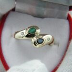 Schlichter 585 Goldring mit Saphir, Smaragd und zwei Diamanten