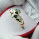 Schlichter 585 Goldring mit Saphir, Smaragd und zwei Diamanten