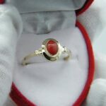 Antiker Goldring 333 mit einem Koral