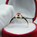 Antiker Goldring 333 mit einem Koral