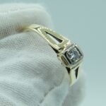 Antiker Goldring mit einem natürlichen Diamanten