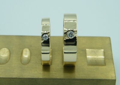 Eheringe aus Gelbgold mit Natur ähnlichen Schlitz und zwei natürliche Diamanten