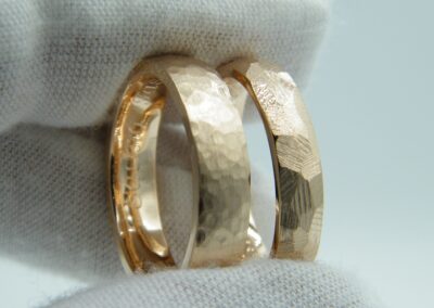 Eheringe aus Rosegold. Gehämmert und gefeilt.