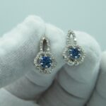 Ohrclips aus 585 Gold mit natürlichen Saphiren, Smaragden und Diamanten