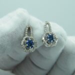 Ohrclips aus 585 Gold mit natürlichen Saphiren, Smaragden und Diamanten