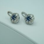 Ohrclips aus 585 Gold mit natürlichen Saphiren, Smaragden und Diamanten