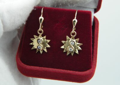 Ohrringe Sonne mit Initialen und Brillanten