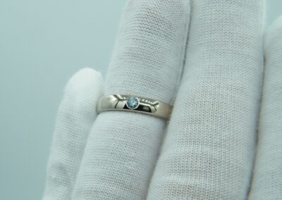 Verlobungsring aus Weißgold mit einem 0,05ct natürlichen blauen Diamanten