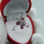 Vintage Ring aus 750 Weißgold mit Rubinen und Diamanten