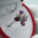 Vintage Ring aus 750 Weißgold mit Rubinen und Diamanten