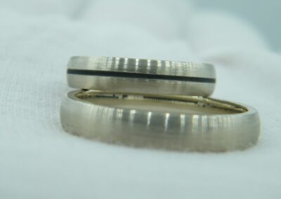 Weißgold Eheringe mattiert mit einem schwarzen Strich