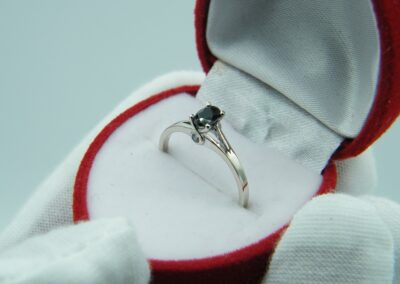 Verlobungsring aus Weißgold mit einem Saphir und zwei Diamanten