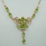 Edles Collier aus Roségold mit strahlenden Peridoten