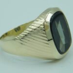 Massiver Herrenring aus 333 Gelbgold mit einem Turmalin