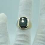 Massiver Herrenring aus 333 Gelbgold mit einem Turmalin