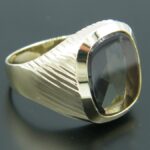 Massiver Herrenring aus 333 Gelbgold mit einem Turmalin