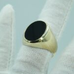 Massiver Herrenring aus 333 Gelbgold mit Onyx in ovale Form