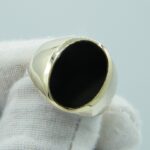 Massiver Herrenring aus 333 Gelbgold mit Onyx in ovale Form