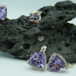 585 Roségold-Set mit facettiertem Lavendel Amethysten im Trilliant-Schliff, umrahmt von funkelnden Brillanten