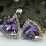 585 Roségold-Set mit facettiertem Lavendel Amethysten im Trilliant-Schliff, umrahmt von funkelnden Brillanten
