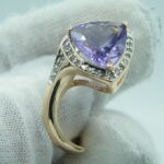 585 Roségold-Set mit facettiertem Lavendel Amethysten im Trilliant-Schliff, umrahmt von funkelnden Brillanten