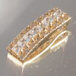 Eleganter Anhänger aus 585er Gelbgold, besetzt mit Zirkonia im Prinzess- und Rundschliff