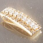 Eleganter Anhänger aus 585er Gelbgold, besetzt mit Zirkonia im Prinzess- und Rundschliff