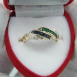 Eleganter Goldring aus 585er Gold mit natürlichen Saphiren, Smaragden und Diamanten