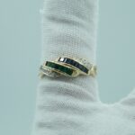 Eleganter Goldring aus 585er Gold mit natürlichen Saphiren, Smaragden und Diamanten