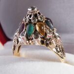 Außergewöhnlicher Ring aus 585er Gold in Handarbeit gefertigt mit Diamanten im Rose- und Altschliff sowie edlen Cabochon-Edelsteinen