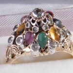 Außergewöhnlicher Ring aus 585er Gold in Handarbeit gefertigt mit Diamanten im Rose- und Altschliff sowie edlen Cabochon-Edelsteinen