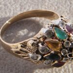 Außergewöhnlicher Ring aus 585er Gold in Handarbeit gefertigt mit Diamanten im Rose- und Altschliff sowie edlen Cabochon-Edelsteinen