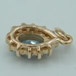 Halo Anhänger aus 585 Roségold mit einem oval facettierten Blau-Topas, umrahmt von funkelnden kleinen Zirkonia