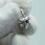 Anhänger 585 Weißgold mit einem natürlichen Saphir und kleinen natürlichen Diamanten