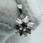 Anhänger 585 Weißgold mit einem natürlichen Saphir und kleinen natürlichen Diamanten