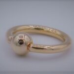 Der Clip in Roségold Ring Piercing ist in Form eines Ringes mit einer Klemmkugel gefertigt