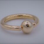 Der Clip in Roségold Ring Piercing ist in Form eines Ringes mit einer Klemmkugel gefertigt